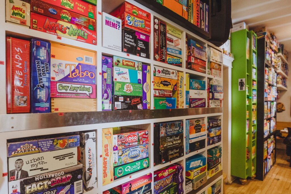 A shelf full of board games at Le Moque-Tortue